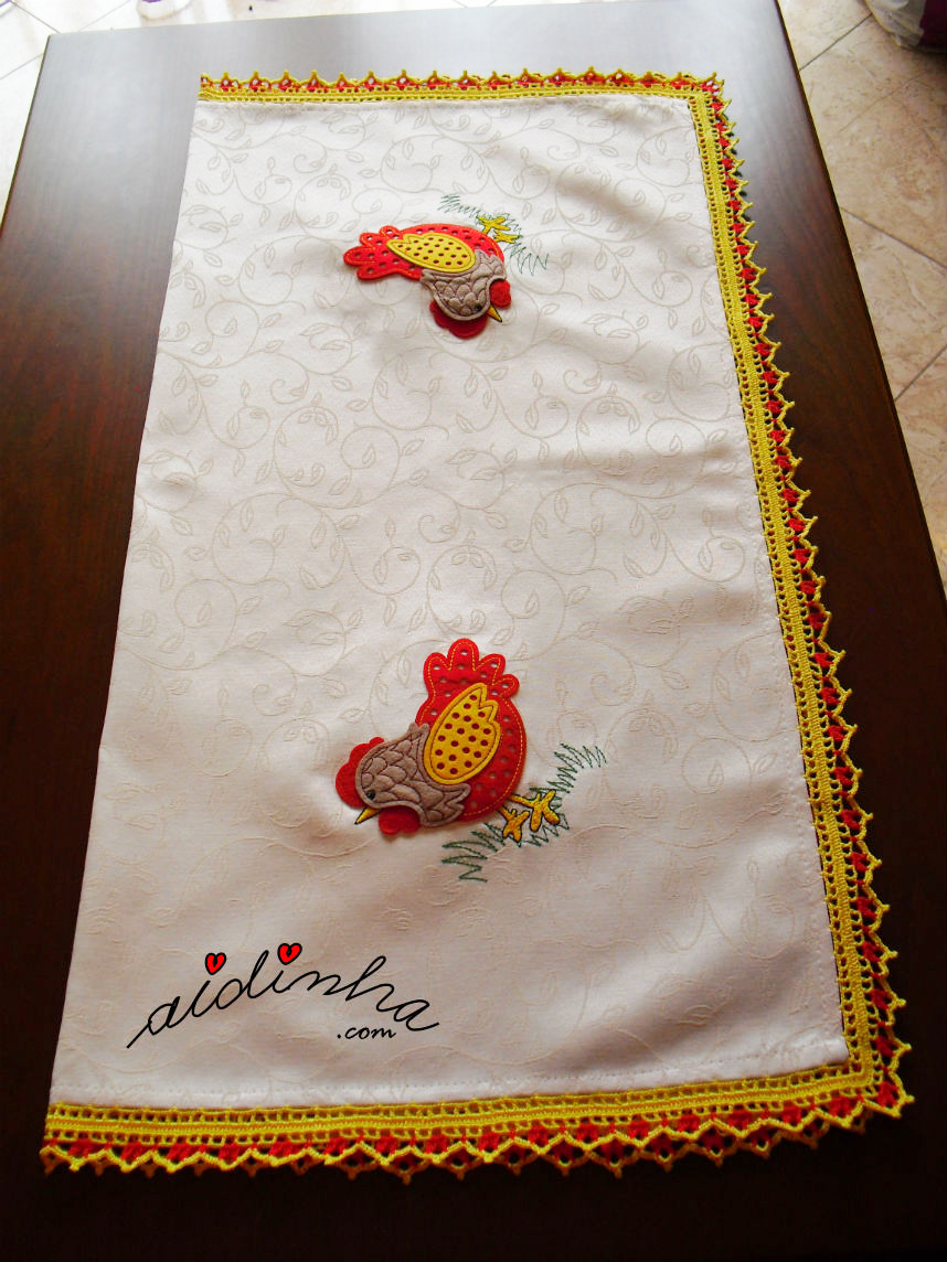 Vista geral da tolha de mesa com crochet e galinhas