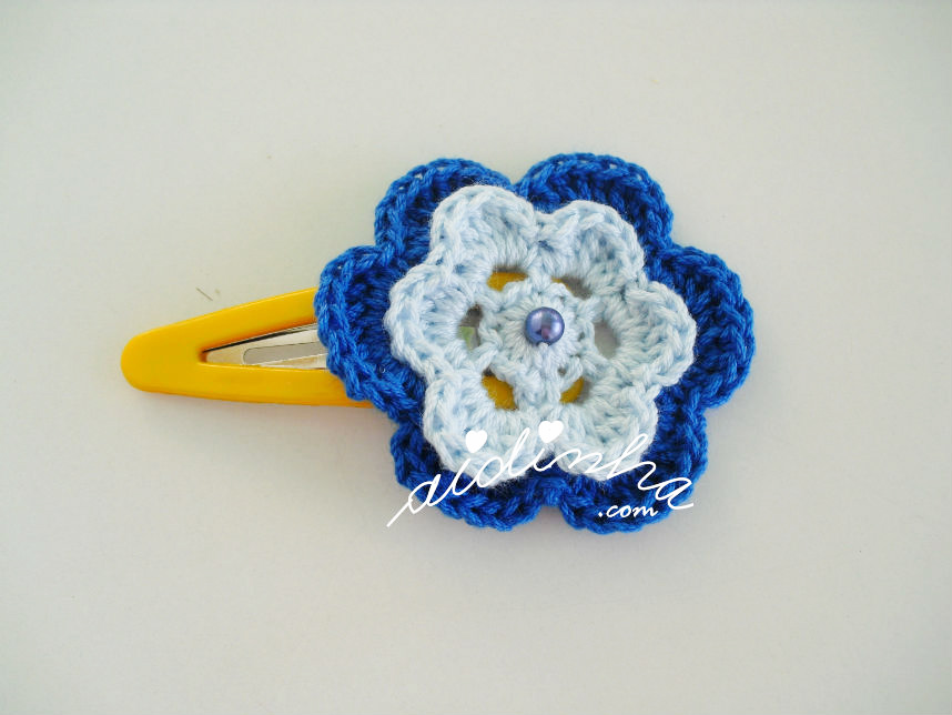 Gancho com flor azul, de crochet