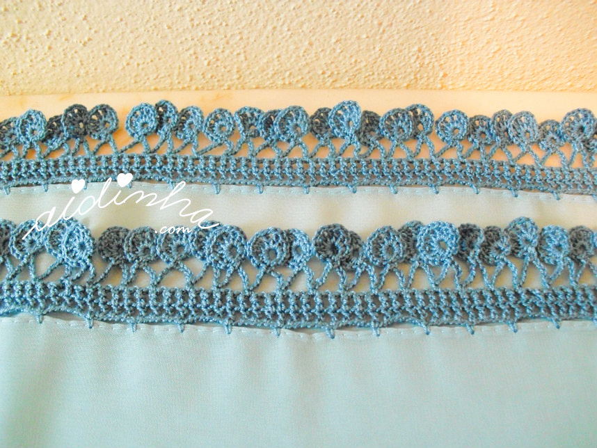 Foto do picô de crochet, da écharpe azul