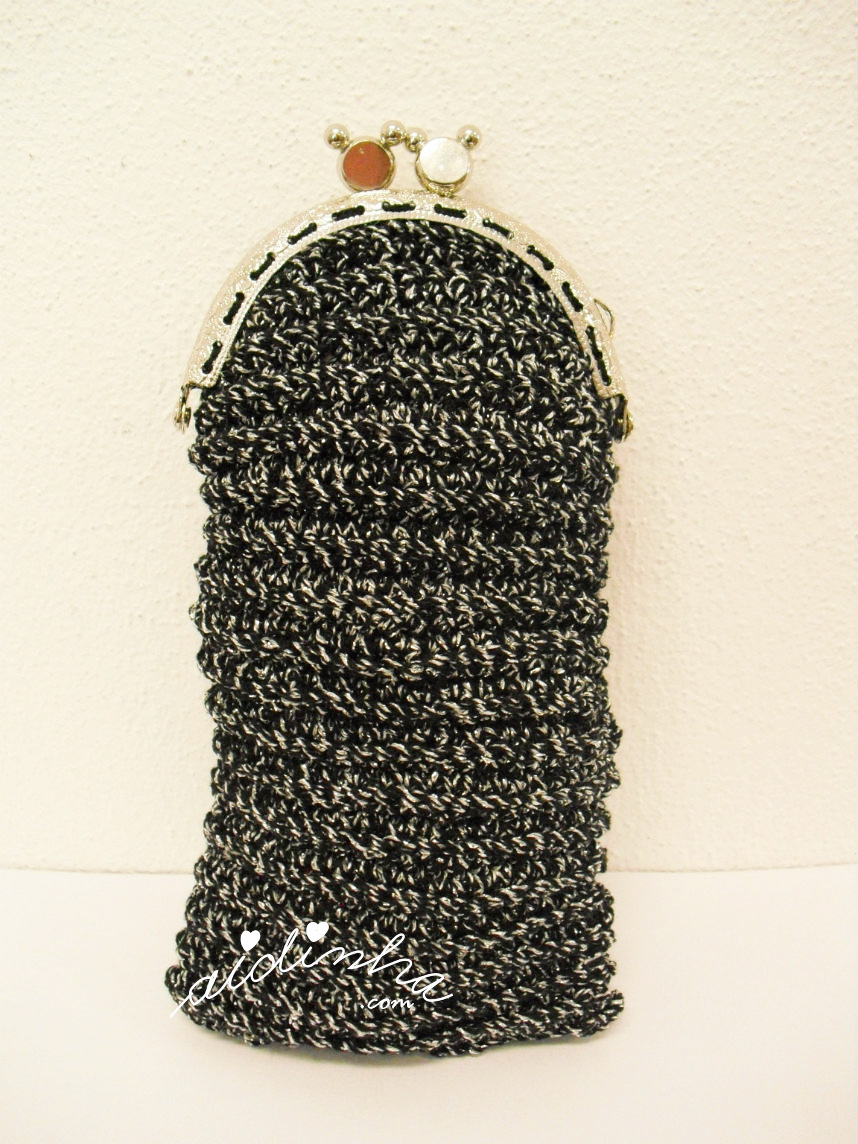 Imagem da bolsa, na vertical, da bolsa de crochet para óculos