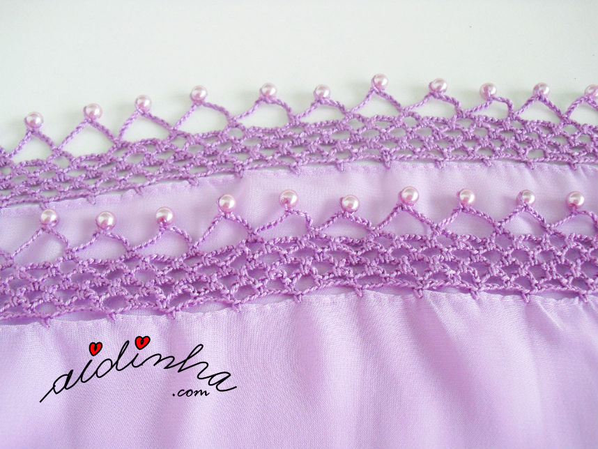 Imagem dos lados com crochet e pérolas da écharpe lilás