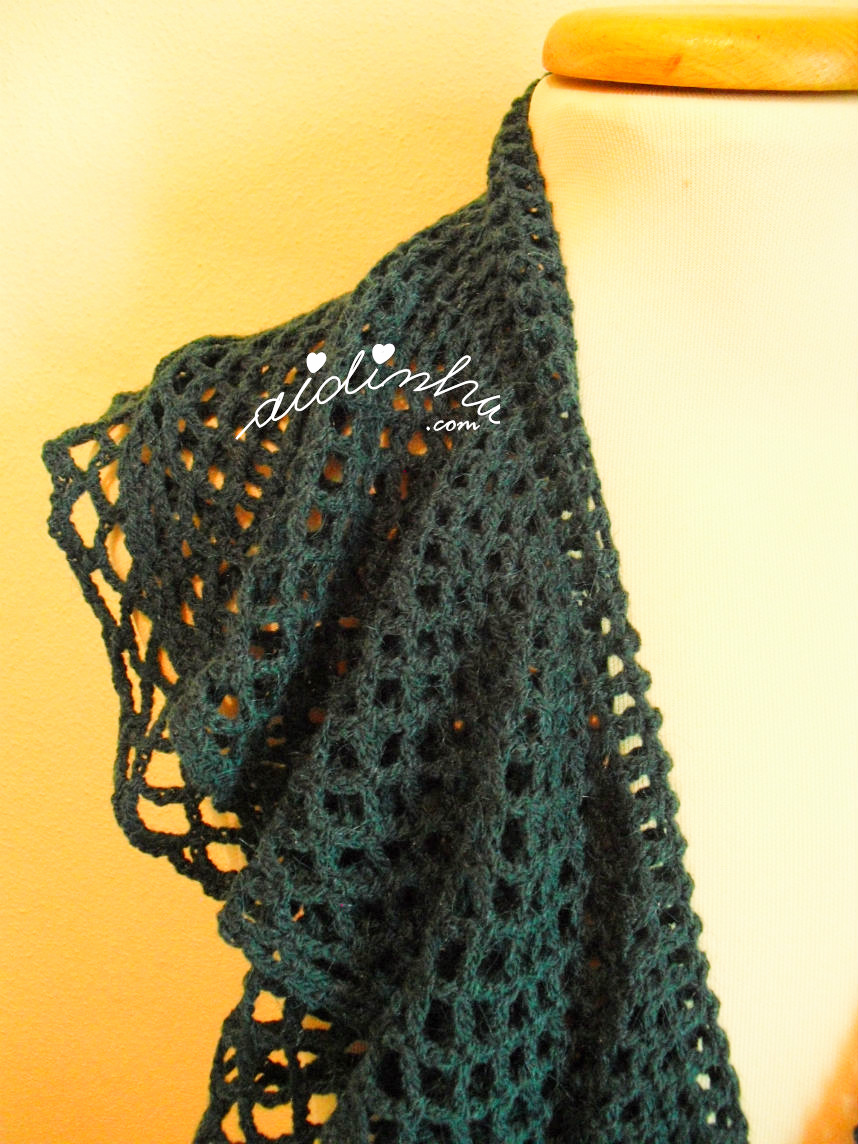 Foto da parte de lado do cachecol de crochet, com folhos