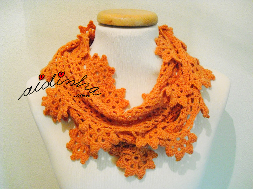 Gola de crochet, com flores pendentes