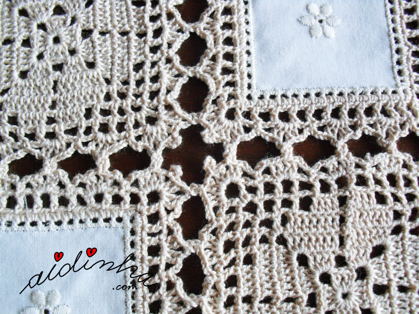 Foto da união dos quadrados do naperon de crochet e linho