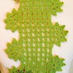 Gola de crochet verde, com flores pendentes