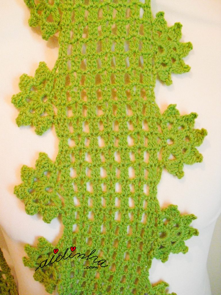 Foto da gola de crochet, com flores pendentes, verde