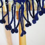 Capa/poncho de crochet, em tons de azul
