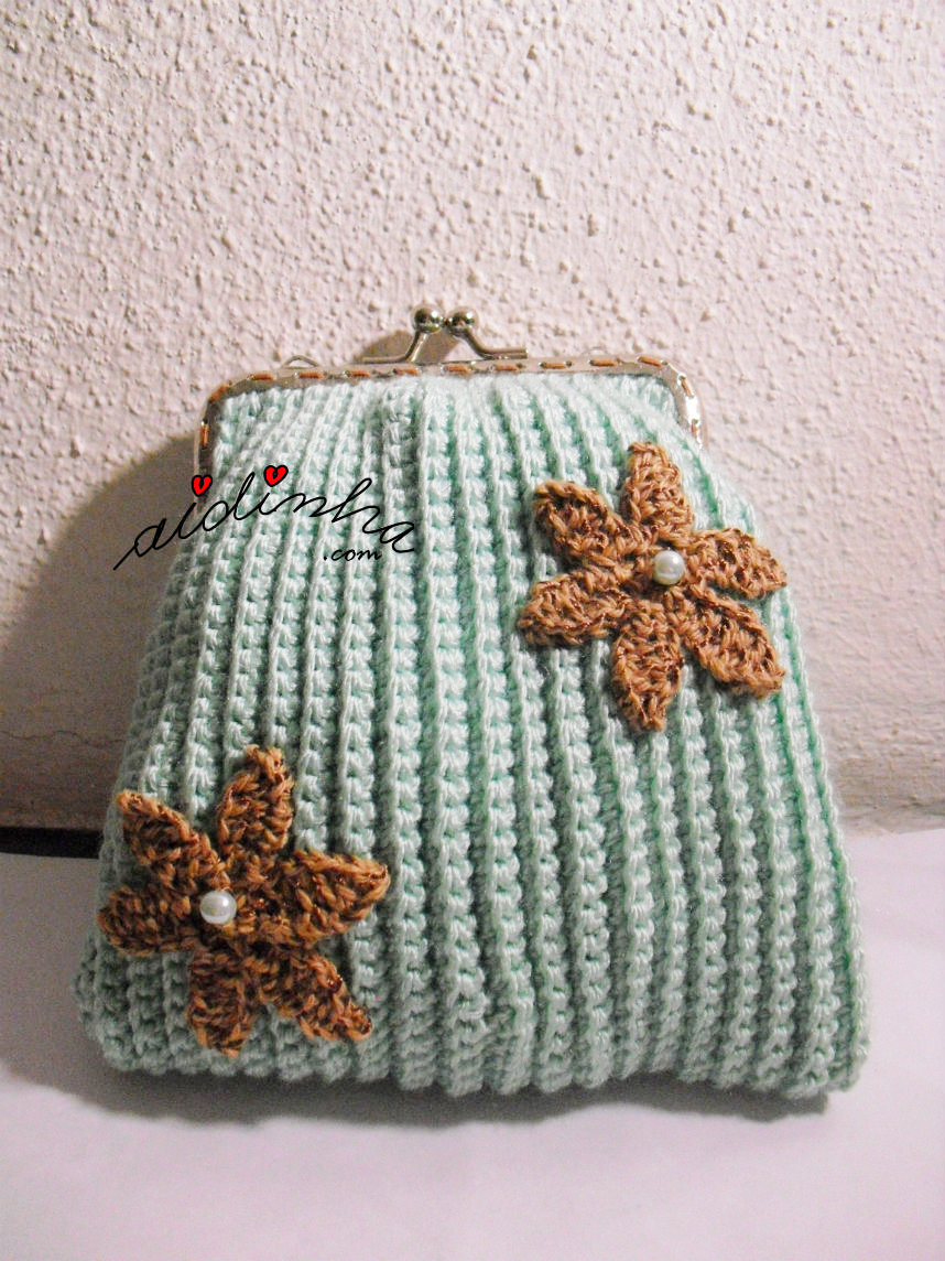 Bolsa em crochet, verde água com flores castanhas