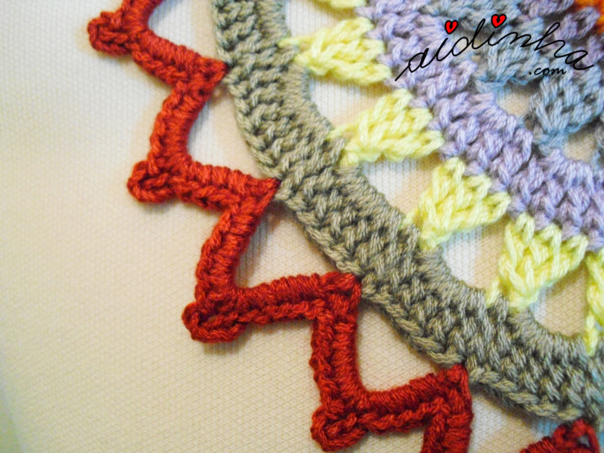 Pormenor do colar de crochet multicolorido