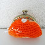 Bolsinha de crochet laranja, com fecho metálico