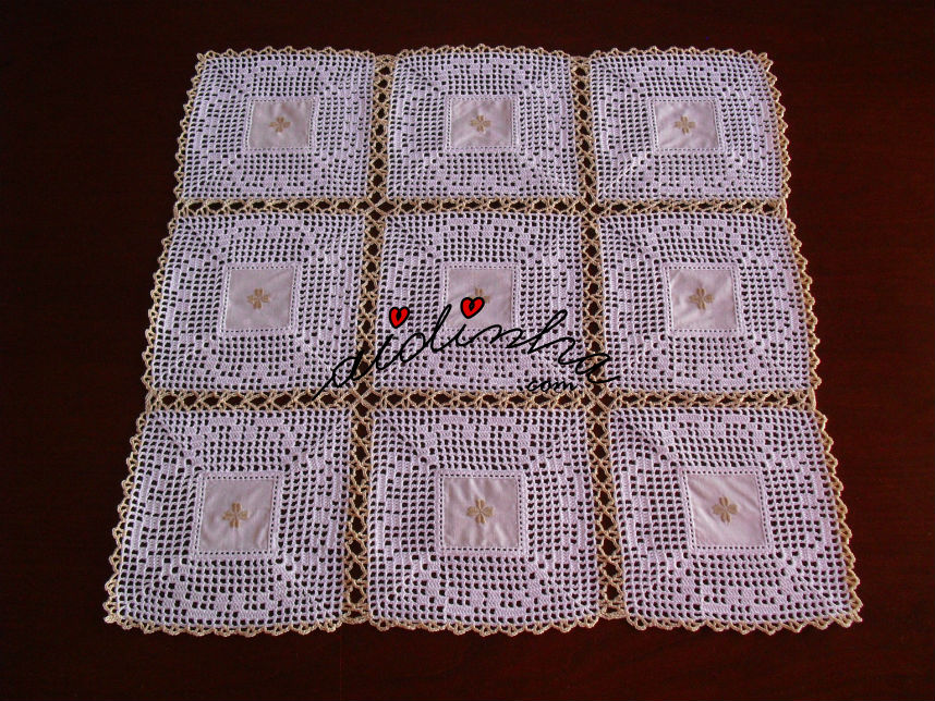 Centro com quadradinhos de linho bordados e crochet