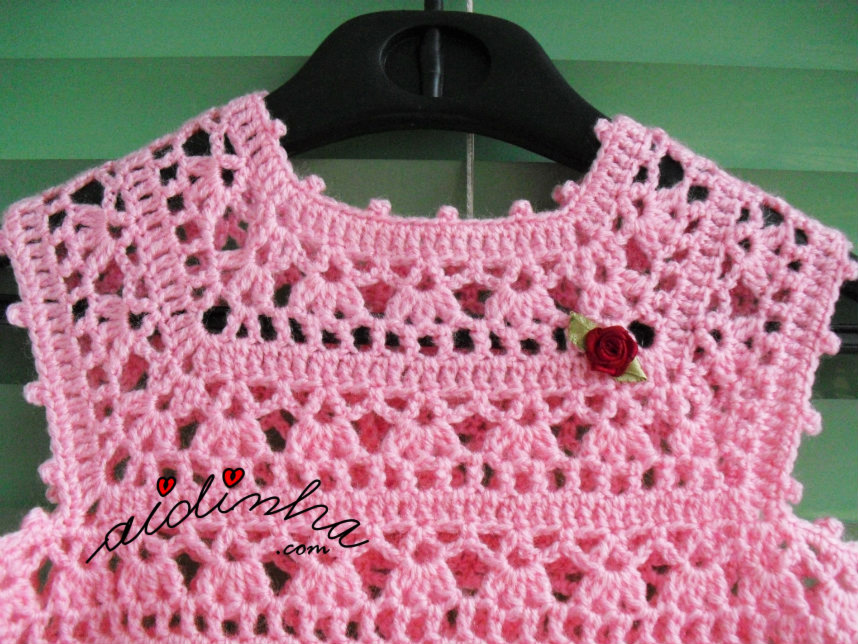 Pormenor do vestido de crochet rosa bebé