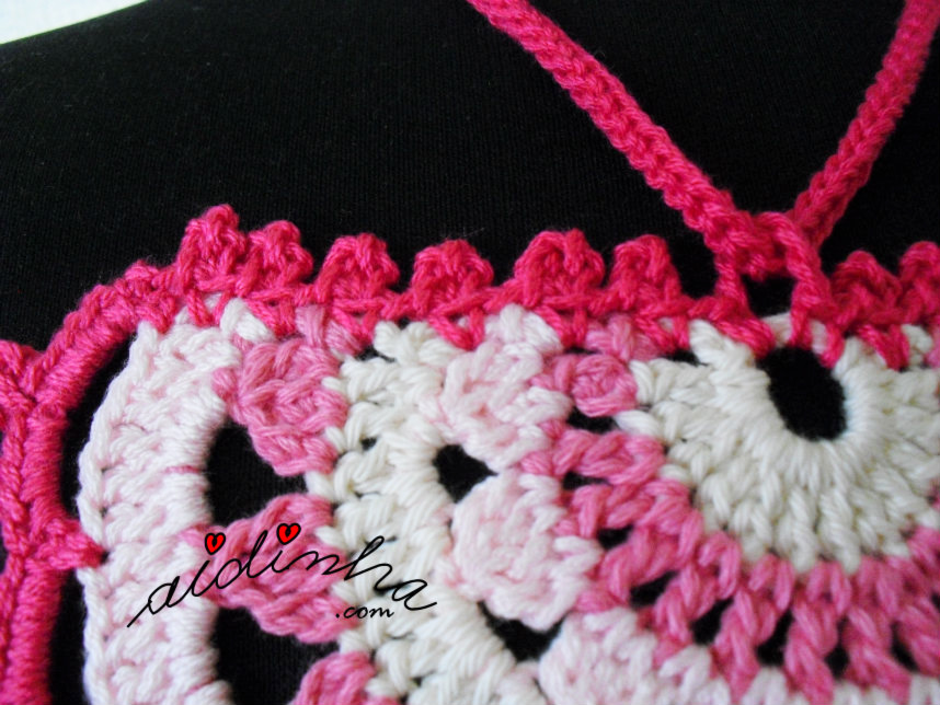 Colar de crochet, em tons de rosa