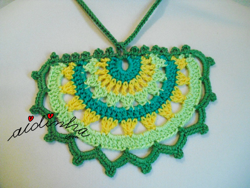 Outra foto do colar de crochet em tons de verde