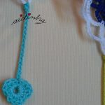 Écharpe multicolorida com rosetas de crochet