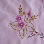 Individual lilás, bordado e com crochet