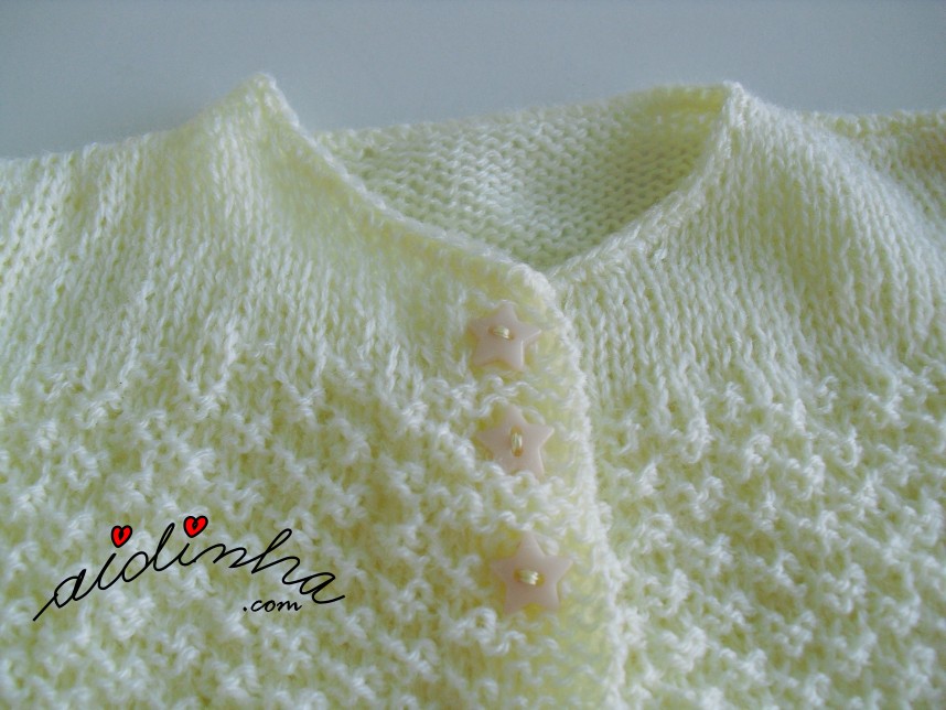decote do casaquinho de bebé em tricot, amarelo clarinho