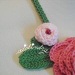 Colar de crochet, com rosas