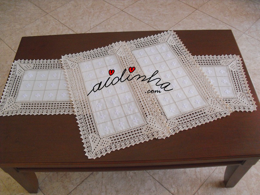 conjunto de quarto em linho bordado e crochet corações