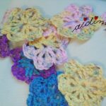 Cachecol de lã, com flores, em crochet