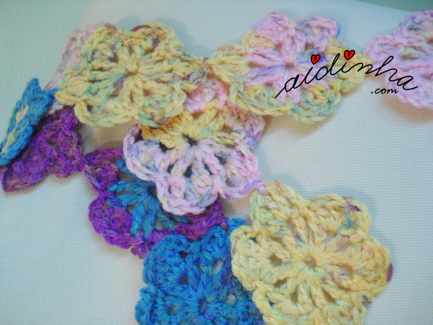 flores do cachecol de lã em crochet
