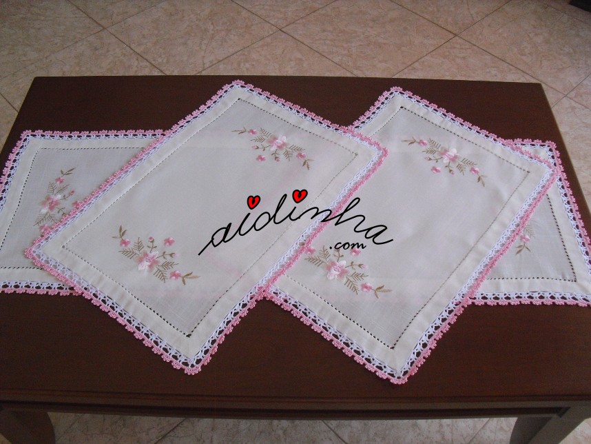 conjunto de quarto rosa, bordado e com crochet