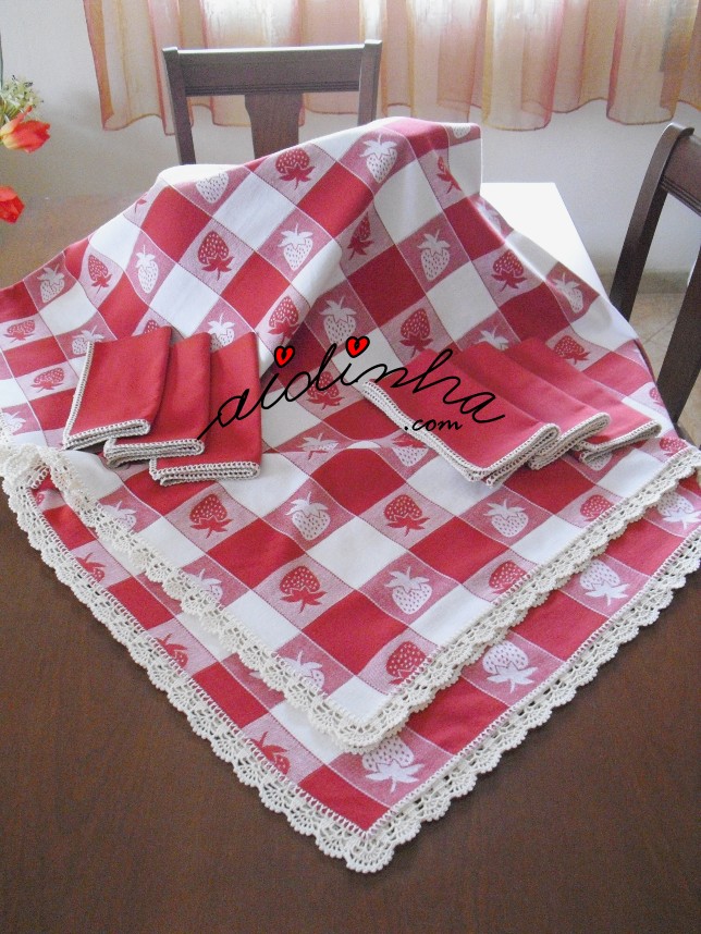 conjunto vermelho de toalha de mesa e guardanapos, com crochet