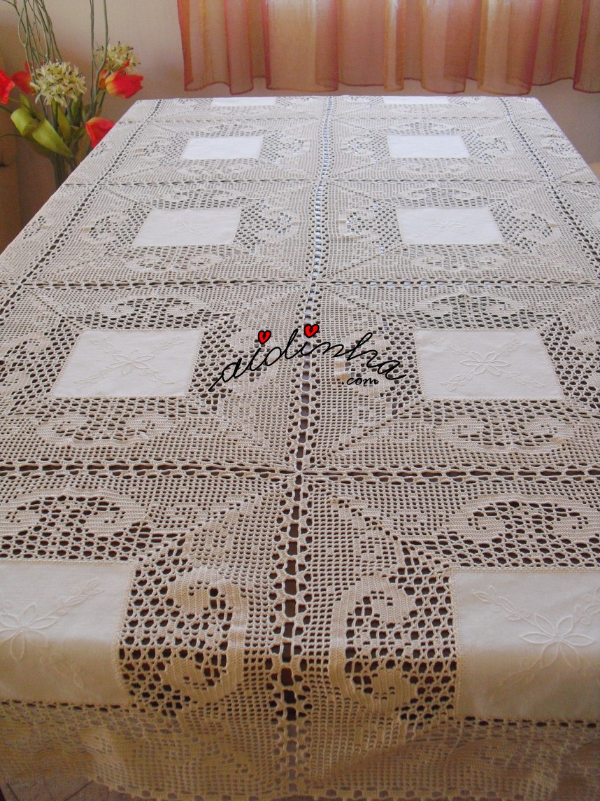 toalha de mesa com quadrados de linho e crochet