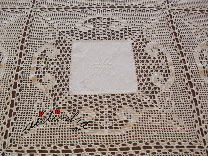 quadrado bordado e com crochet da toalha de mesa