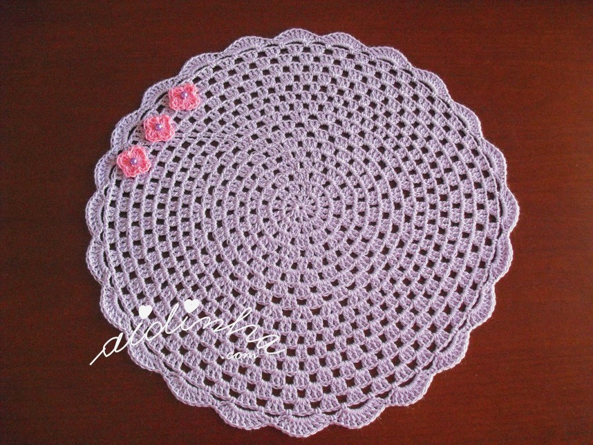 individual de crochet lilás, com flores