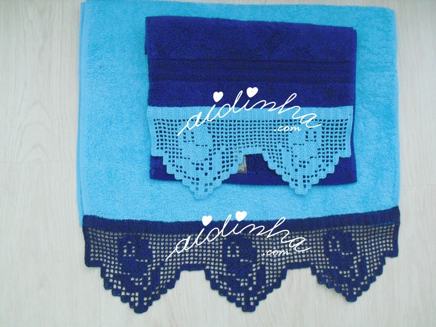 toalhas de banho com crochet azul