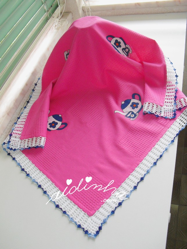 toalha rosa, pintada à mão e com crochet