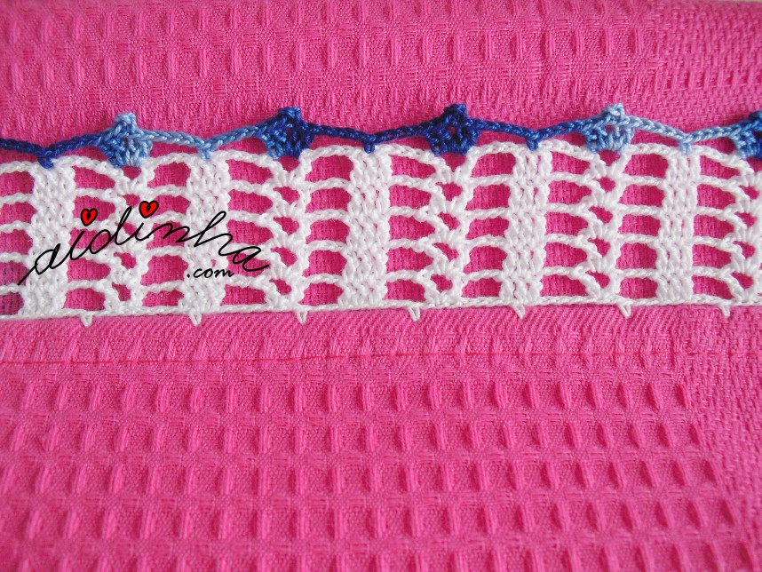crochet da toalha rosa com pintura à mão