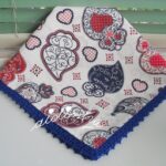 Toalhinha com corações de Viana, com  crochet