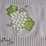 Conjunto de panos de cozinha, com bordado de uvas e crochet