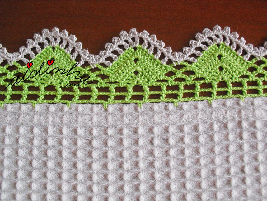 crochet do pano cinzento com uvas verdes