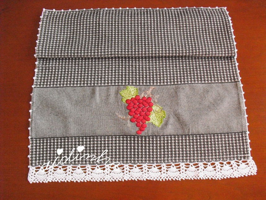 pano de cozinha com uvas vermelhas e crochet branco