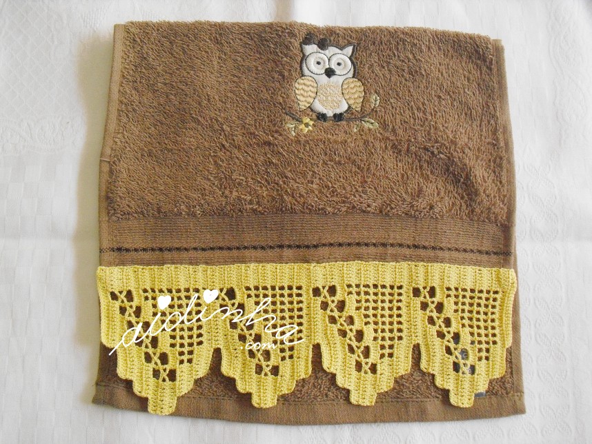 toalha de bidé, bordada e com crochet amarelo