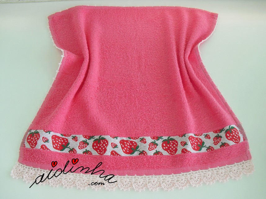 pano dos morangos com crochet rosa