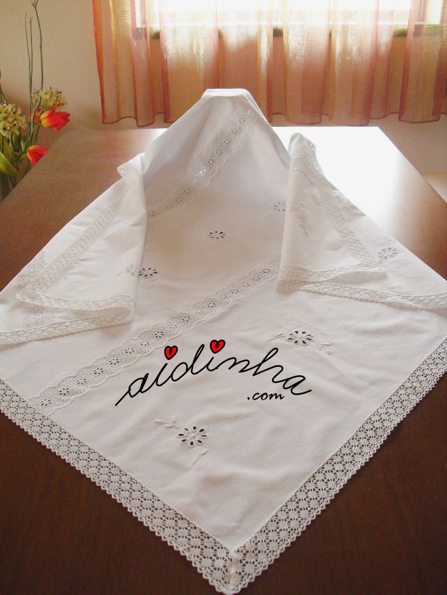 toalha de mesa bordada, com aplicação de bordado e renda