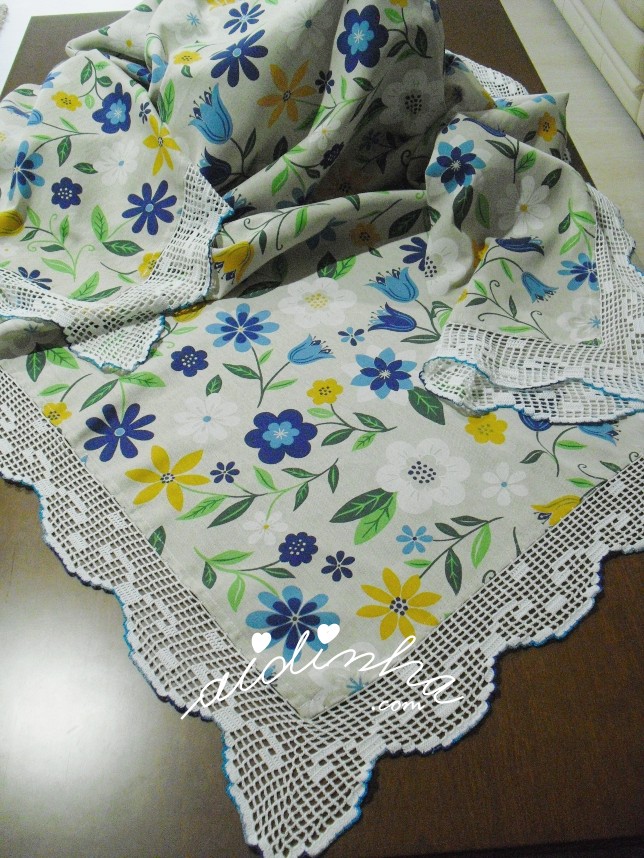 toalha de mesa com padrão de flores e crochet