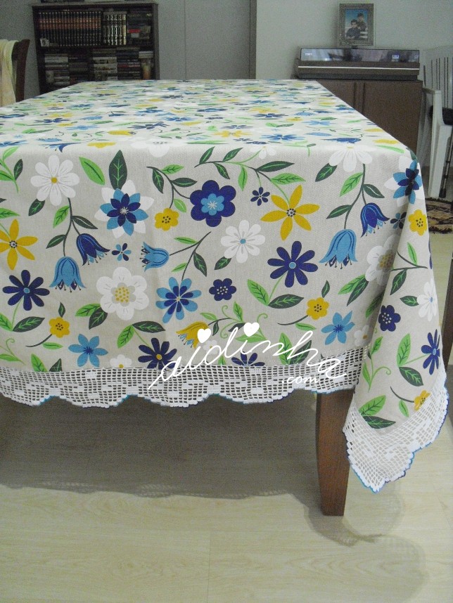 outra foto da toalha de mesa com crochet em branco