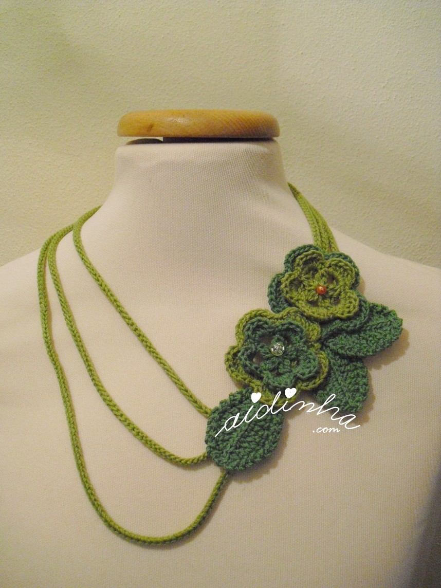 colar de crochet, com flores, em verde