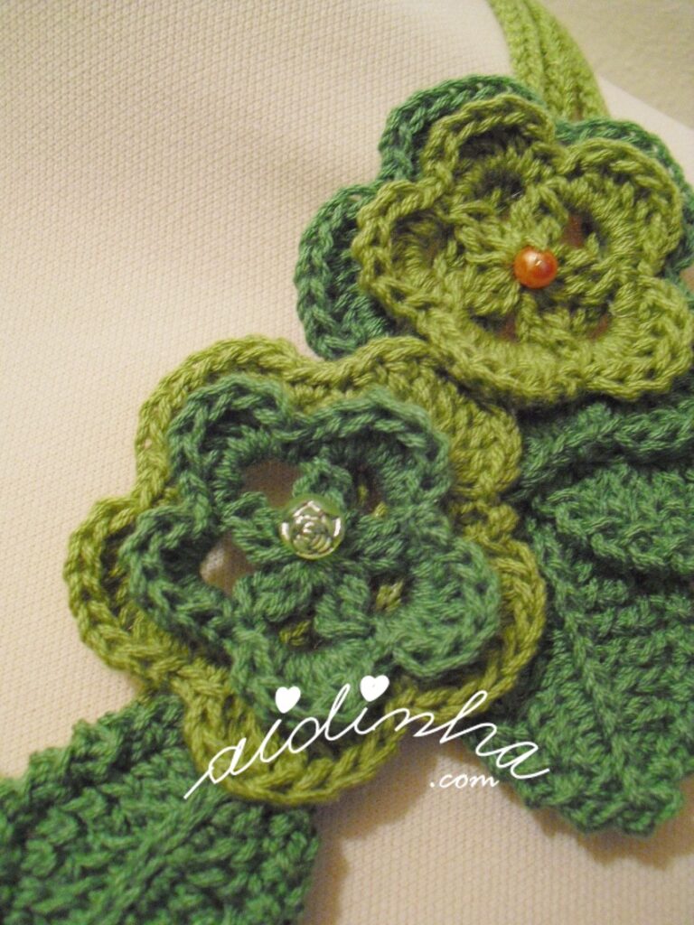 flores do colar de crochet verde