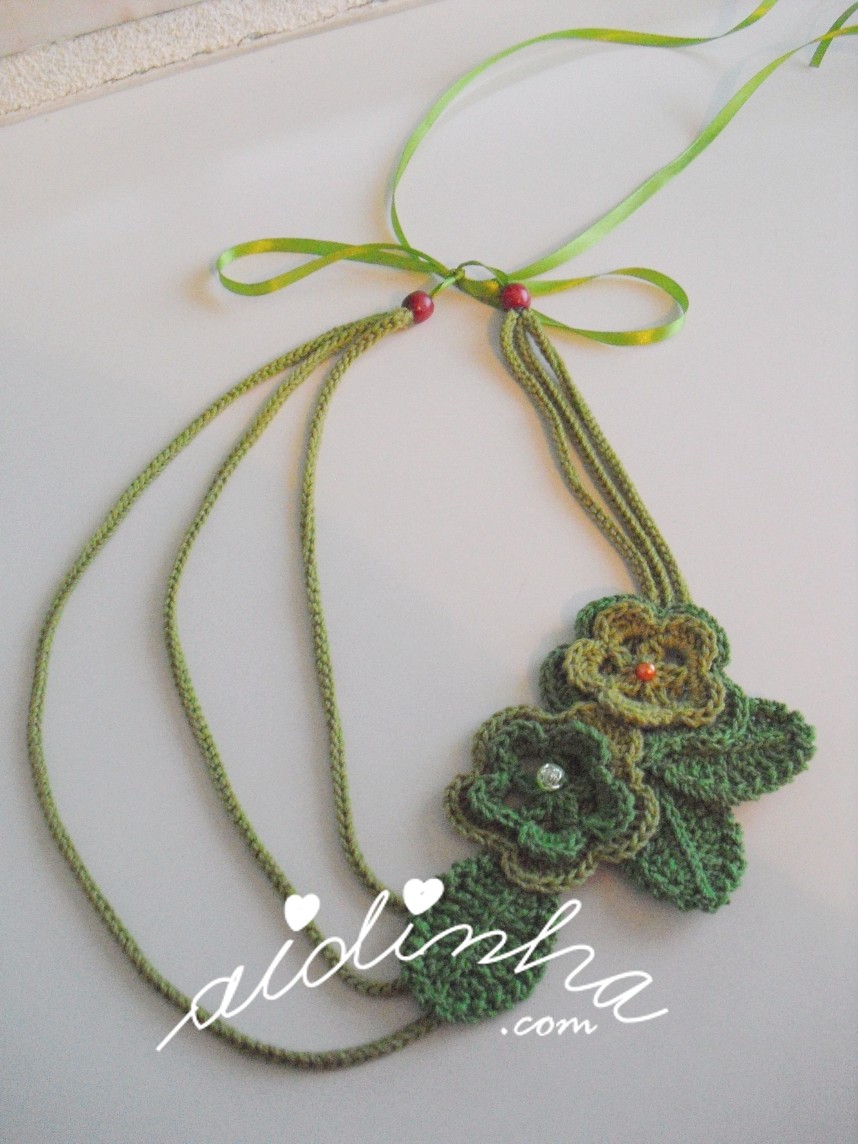 outra foto do colar de crochet em verde