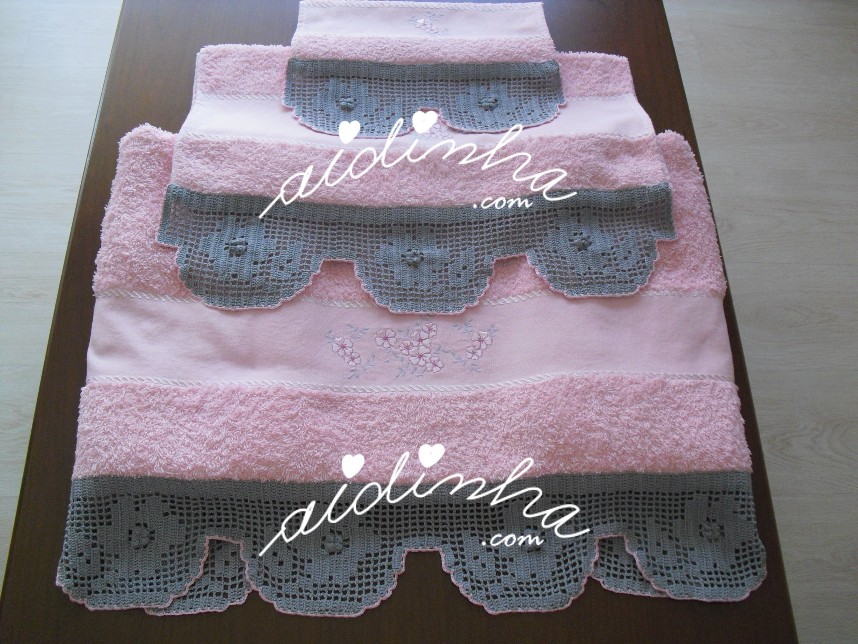 conjunto de toalhas de banho rosa com crochet cinza