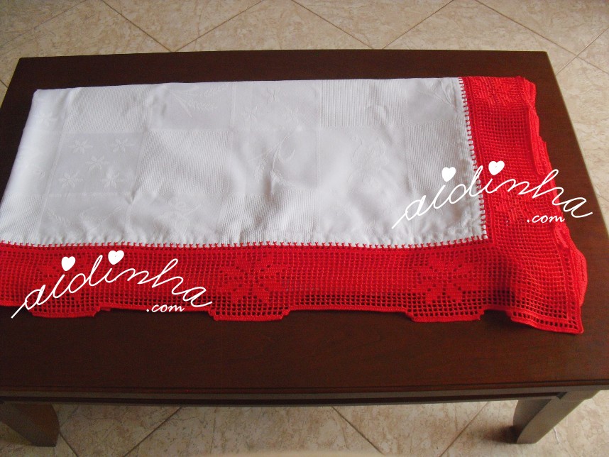 outra foto da toalha de Natal com crochet vermelho