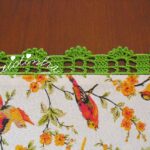 Toalha de mesa com passarinhos e crochet verde
