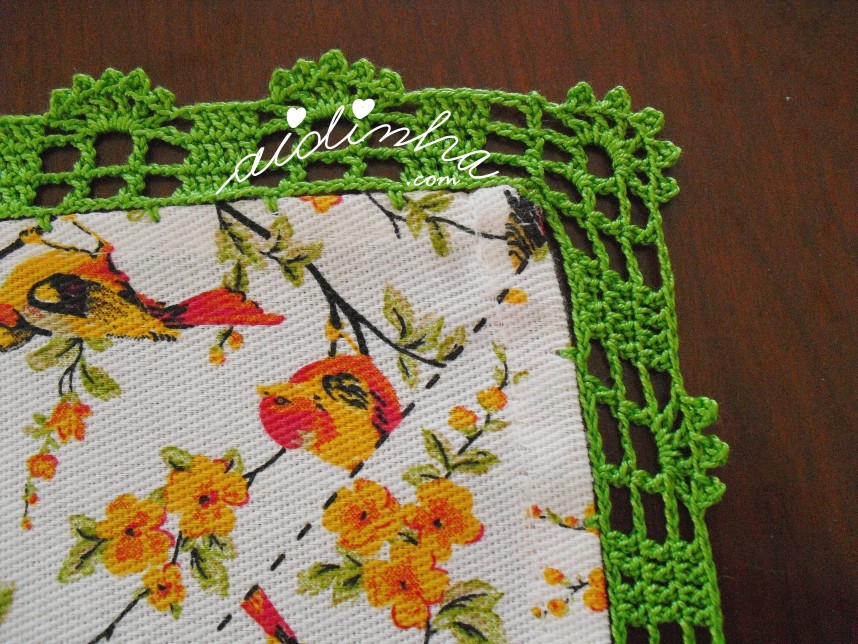 canto do crochet verde da toalha com passarinhos