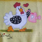 Pano de cozinha, com galinha pintada à mão e crochet